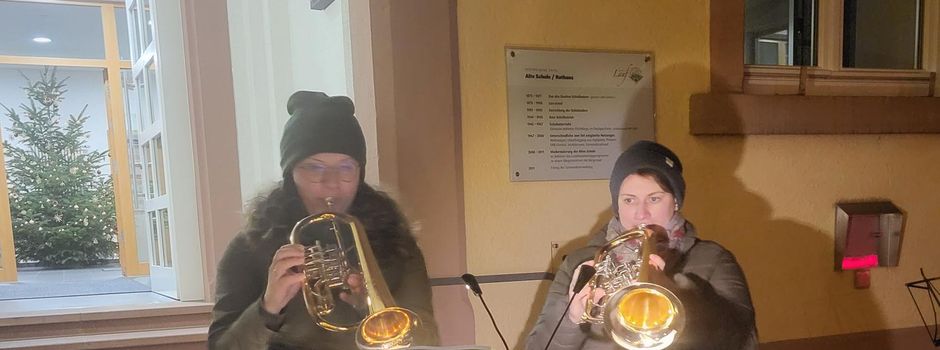 Adventsfenster am Rathaus erleuchtet