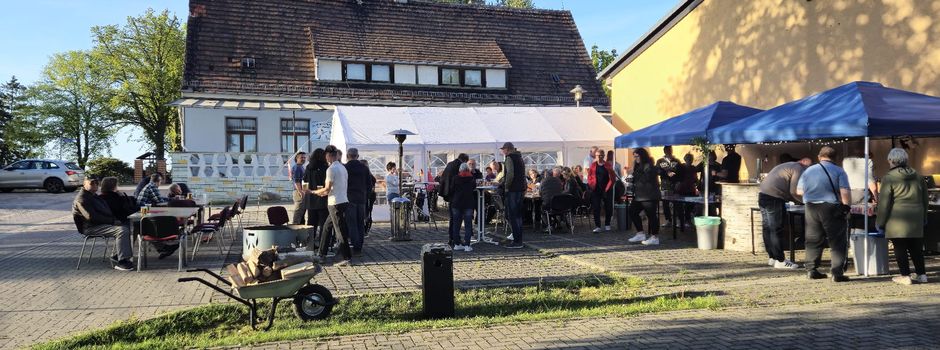 Maibaumaufstellen in Hillersleben Siedlung