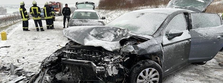 Verkehrsunfall auf Landstraße: Zwei Frauen und ein Kind (1) verletzt