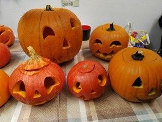 Kürbisschnitzereien im Frauencafè International