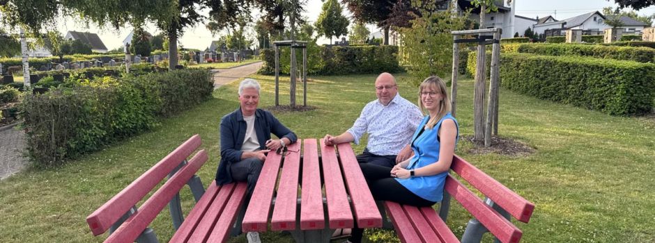 Neue Sitzgruppe auf dem Friedhof