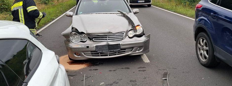 Auffahrunfall mit vier beteiligten Fahrzeugen - Zwei Autofahrer erlitten leichte Verletzungen