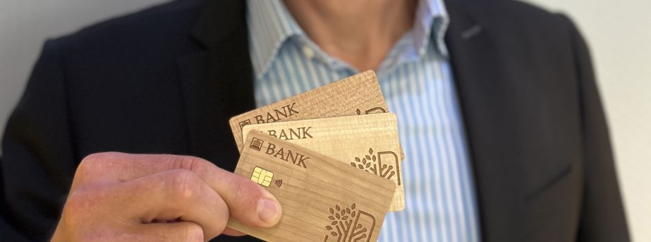 Wiesbadener entwickeln erste Bankkarte aus Holz