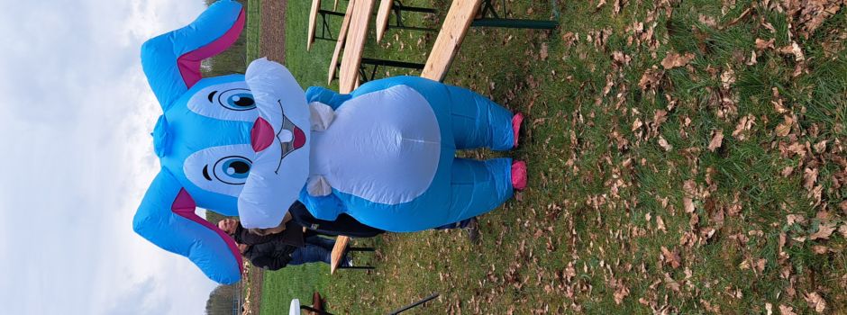 Bunte Eier und loderndes Feuer: Gemeinde Nostorf feiert ein fröhliches Osterfest