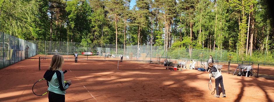 In Neuenkirchen wird wieder die Filzkugel über das Netz geschlagen