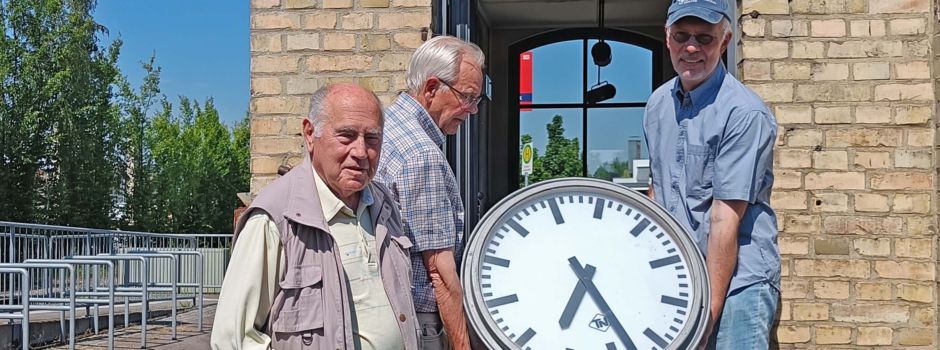 Alte Bahnhofsuhr für das Stellwerk-Museum