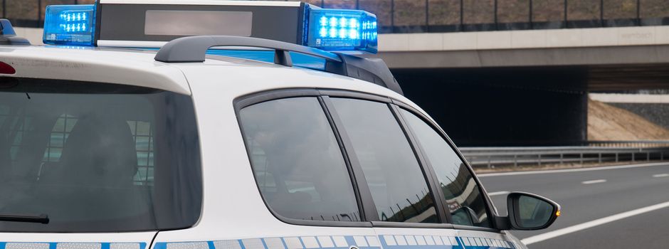 Auffahrunfall auf der Autobahn 7 – Auto brennt vollständig aus