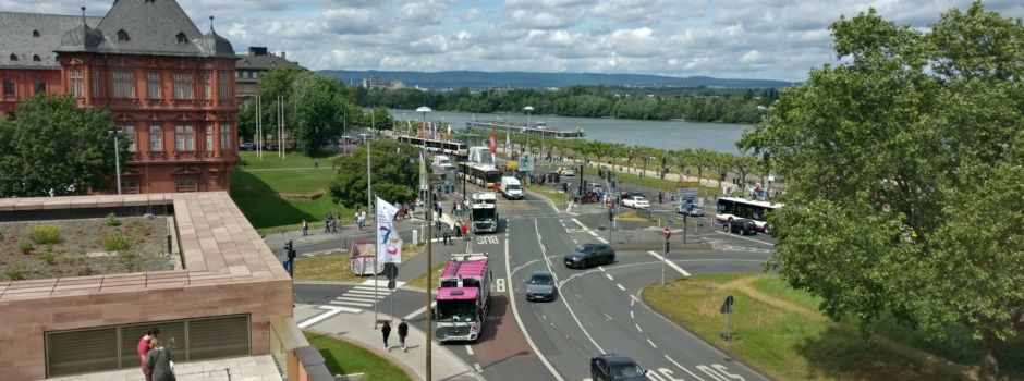 Auto kracht auf Mainzer Rheinachse mit Linienbus zusammen – mehrere Verletzte