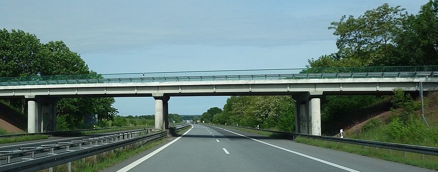 Kinder werfen Flasche von Autobahnbrücke