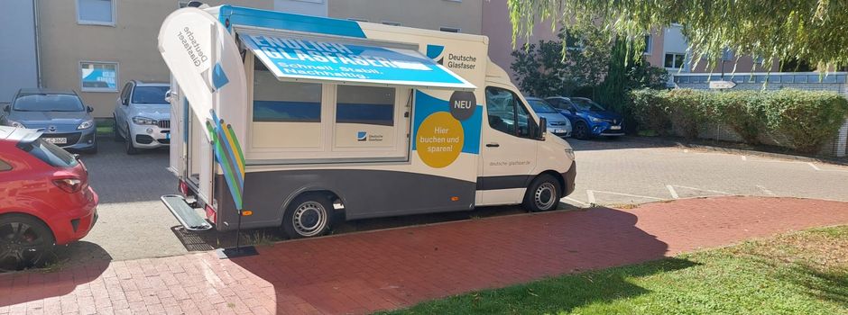 Hinweis zum Glasfaserausbau: Infomobil vor Ort
