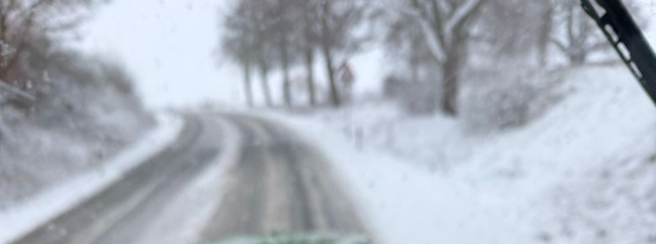 Schneeeinsatz auf der B45 in Kaichen: Helfer räumen Blockade