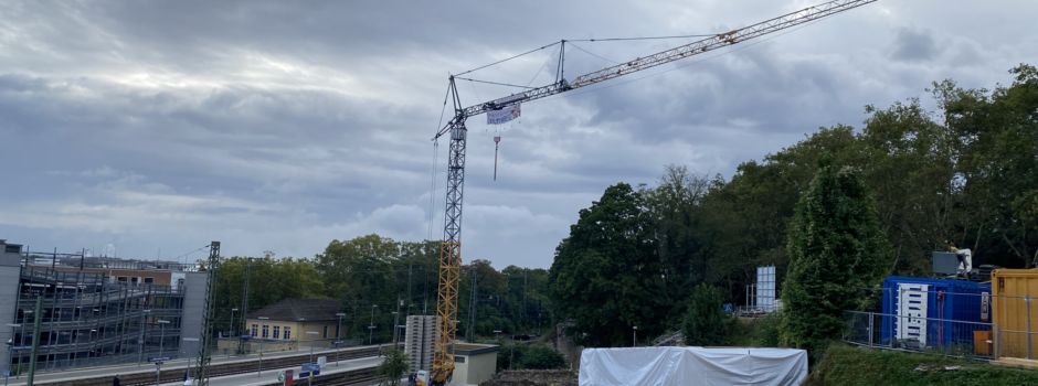 Letzte Generation klettert auf Baukran in Mainz