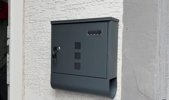 Schwabsburgs Zukunft im Briefkasten: IG installiert Ideenbox am Heimatmuseum