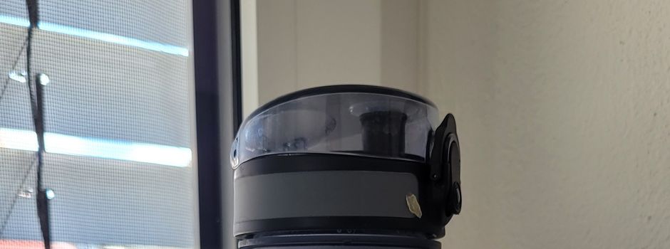 Gefundene Trinkflasche vor dem Illschwanger Rathaus