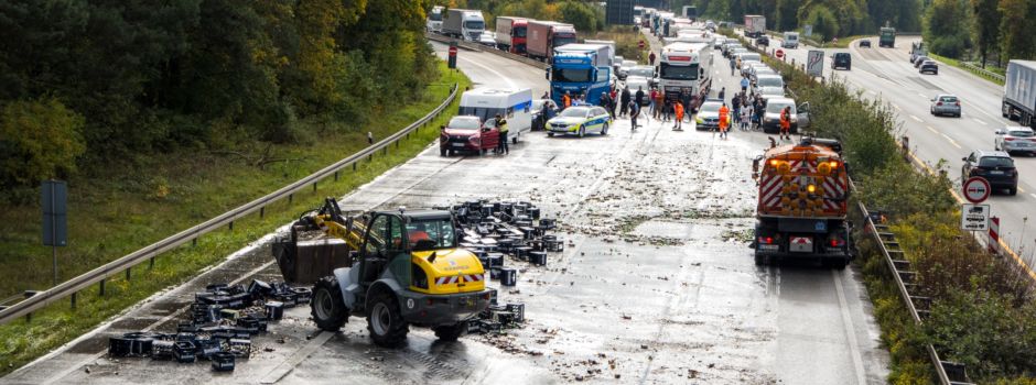 Bierkisten auf Autobahn verteilt – Fahrbahn stundenlang gesperrt