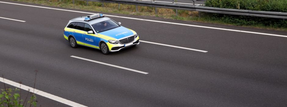 Schwankend auf der A7 unterwegs: Lkw aus Bulgarien überladen