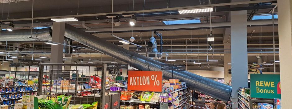 Unfall im Rewe am Mainzer Zollhafen: Leitungsrohr fällt auf Regale