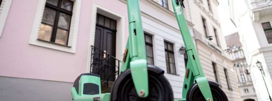 Betrunkener E-Scooter-Fahrer fällt Polizei vor die Füße