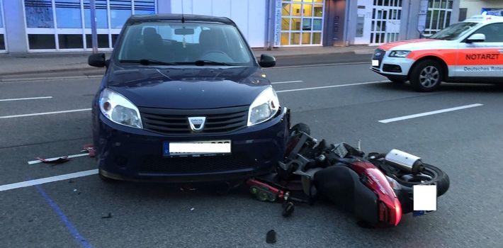 Rollerfahrer (18) bei Unfall schwer verletzt