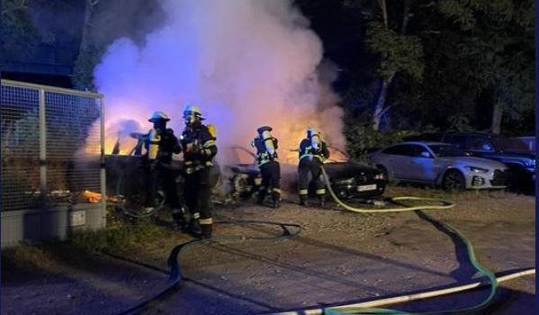 Mehrere Autos in Mainz-Laubenheim stehen in Flammen