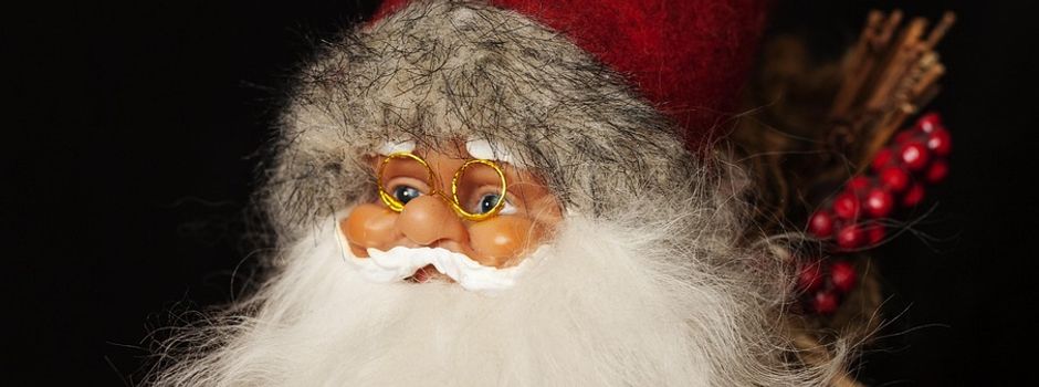 Der Nikolaus kommt zum Adventsfenster der Feuerwehr