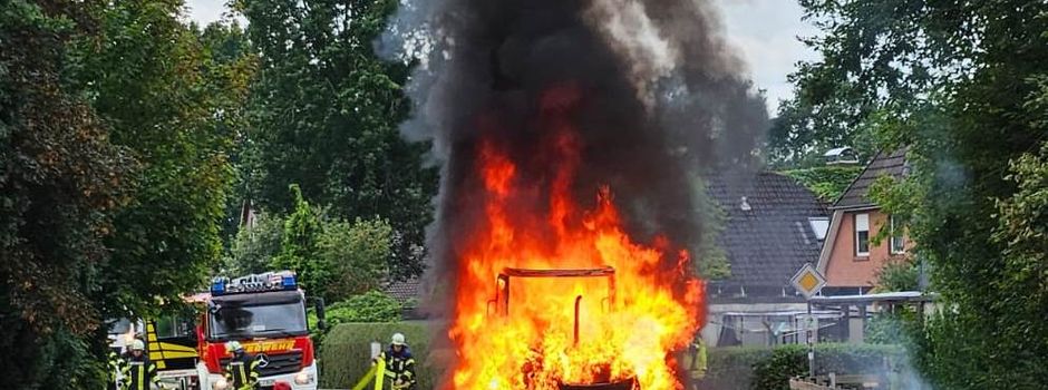 Radlader gerät während der Fahrt auf der Straße in Brand
