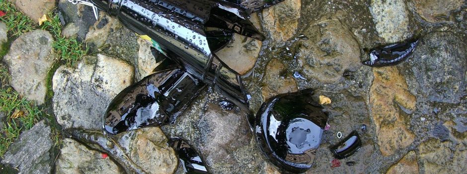 Mann geht mit zerbrochener Flasche auf Rüdesheimer los