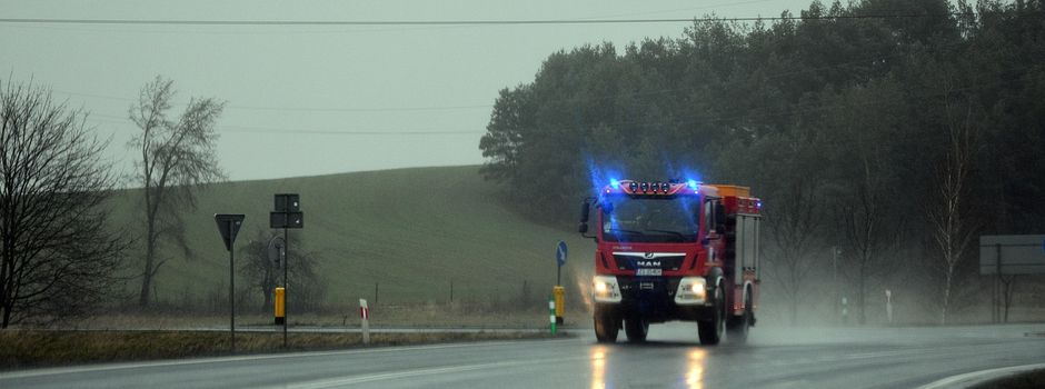 Großeinsatz in Nürburg: Wohnhaus und Autos brennen