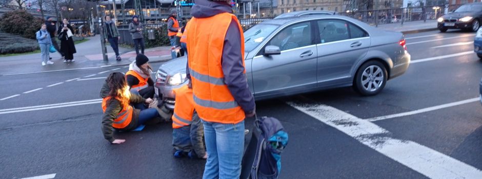 Mainzer Autofahrer fährt auf Klima-Kleber los