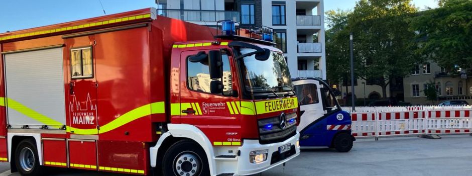 Feuer in Wohnzimmer ausgebrochen: Mehrere Menschen verletzt