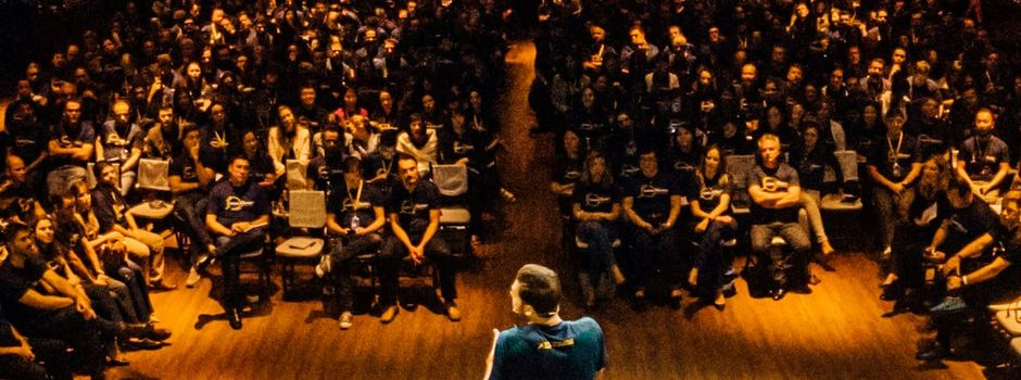 Demokratie im Fokus: „MrWissen2Go“ kommt zum Grundgesetz-Jubiläum nach Oppenheim