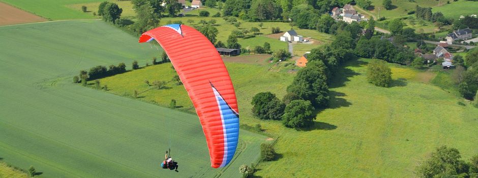 Rettungshubschrauber im Einsatz: Paragleiter bei Absturz an der Mosel schwer verletzt
