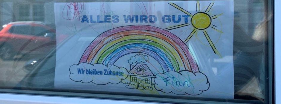 Kinder malen Regenbogen-Bilder: Wir bleiben zuhause und alles wird gut