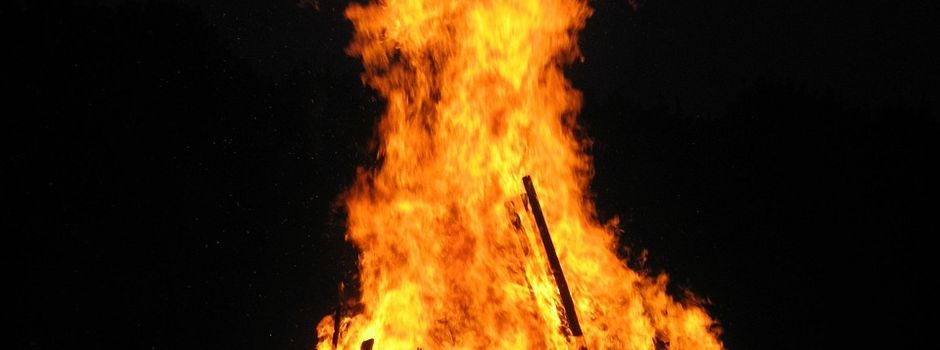 Tannen in Flammen: Abschied vom Weihnachtsbaum