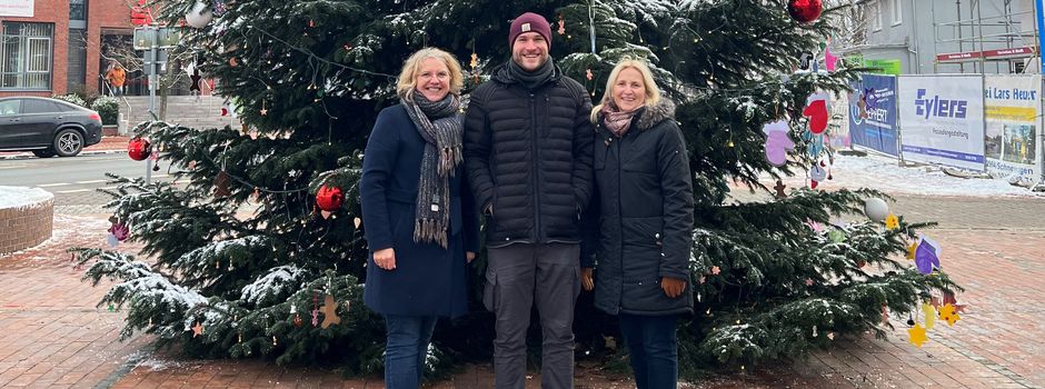 Rund 70 Kindergartenkinder basteln für die große Weihnachtstanne