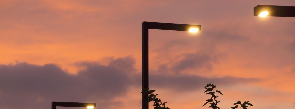 Warum leuchtet die Straßenbeleuchtung am Tag?