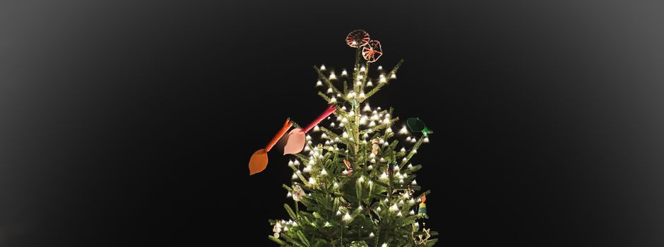 Weihnachtsbaum erstrahlt am Bürgerhaus