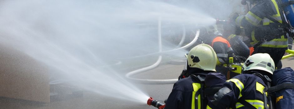 Wohnhausbrand bei Koblenz: Person aus brennendem Dachstuhl gerettet