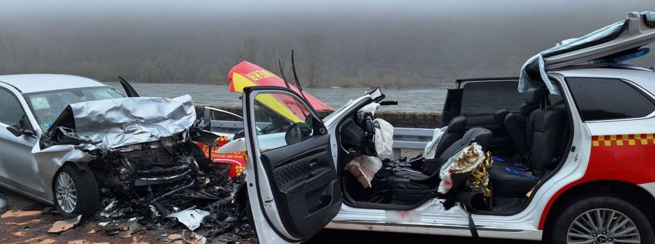 Frontalcrash bei Rüdesheim: Feuerwehrmann schwer verletzt