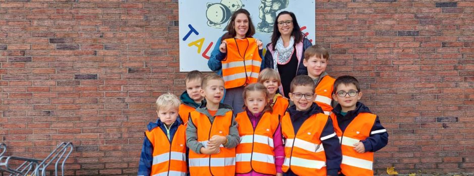 Apotheke an der Laach übergibt Warnwesten an den Kindergarten Kinderland Talstraße e.V. in Rheidt