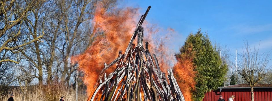 Osterfeuer in Klink begeistert Groß und Klein