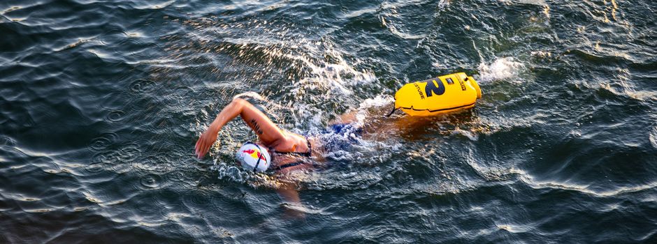Weltrekordversuch im Rhein:  Extremschwimmerin durchquert Koblenz