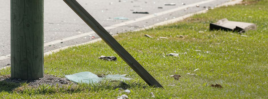 Schild umgefahren: Unfallzeugen gesucht