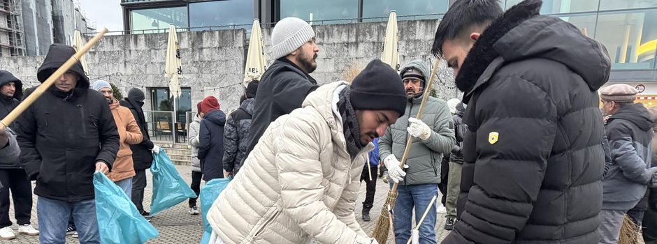 Junge Muslime räumen in Mainz nach Silvesternacht auf