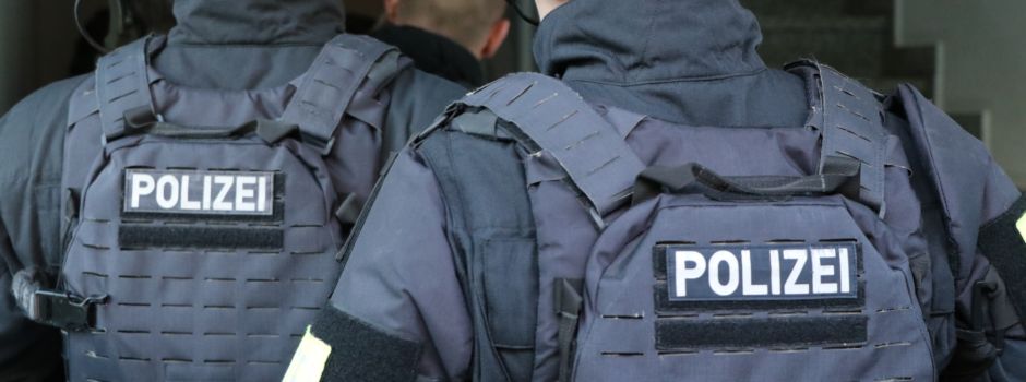 Jugendlicher postet Video mit Waffe: Polizei rückt mit Spezialkräften an