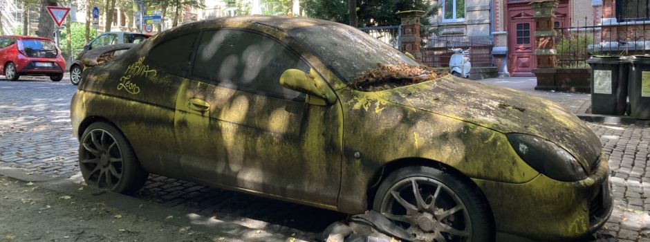 Was hat es mit dem Dreck-Auto in der Wiesbadener Innenstadt auf sich?