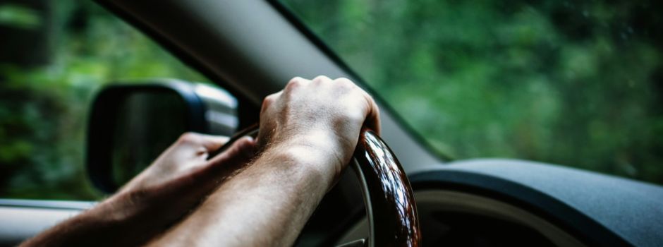 Autofahrer schlägt, spuckt und beleidigt in Worms und Obrigheim