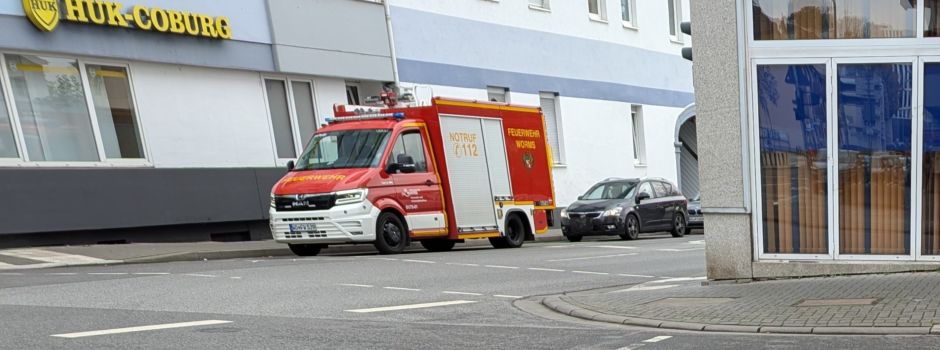 Feuer bei Wormser Firma Röhm: Rauchwolke weithin sichtbar