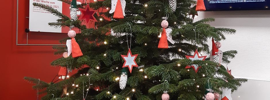 Kinder basteln Schmuck für Weihnachtsbäume