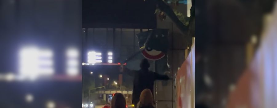 Klima-Aktivisten reißen Abdeckungen von Tempo-30-Schildern in Mainz